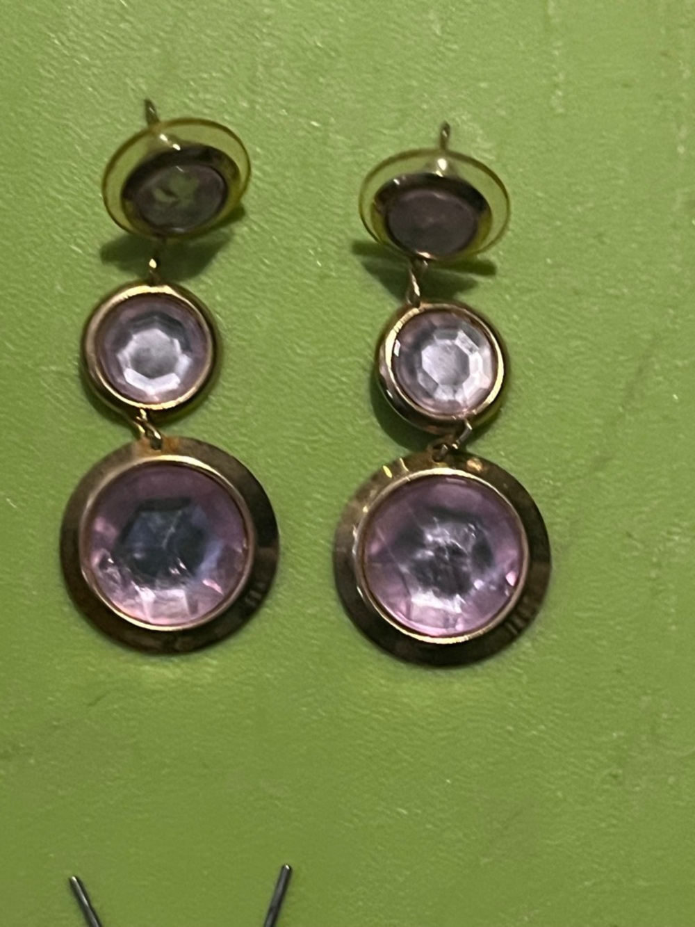 Lot of 15 gold toned earrings variety of fun styles - Picture 8 of 12